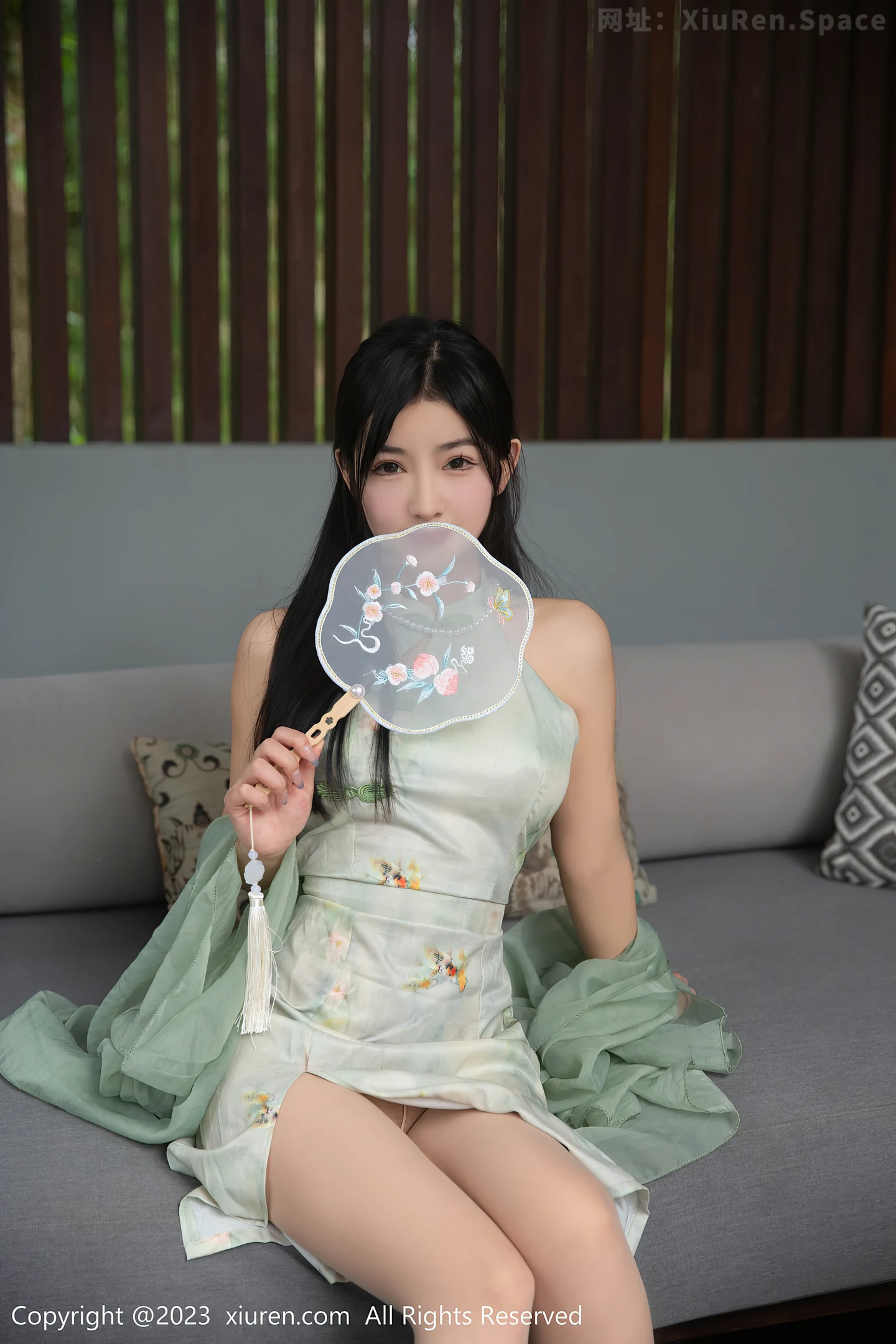 图片[3]-[XiuRen秀人网]2023.06.08 VOL.6880 谭小灵 青色透视披肩与旗袍加肉丝美腿性感私房写真集-秀人网官方网站